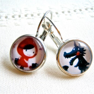 Pendientes: caperucita roja y lobo feroz, en metal plateado y cabujón. imagen 2