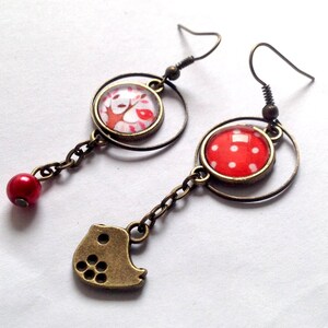 Boucles d'oreilles pendantes asymétriques arbre et pois, rouge et blanc, oiseau et perle. image 1