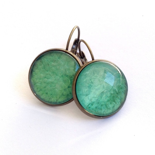 Boucles d’oreilles ou bague vert irisé, bronze ou acier inoxydable.