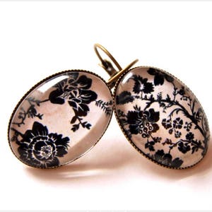 Bague, en bronze, cabochon ovale fleurs noires sur fond beige2 . Anneau ajustable. Rétro et chic. image 2