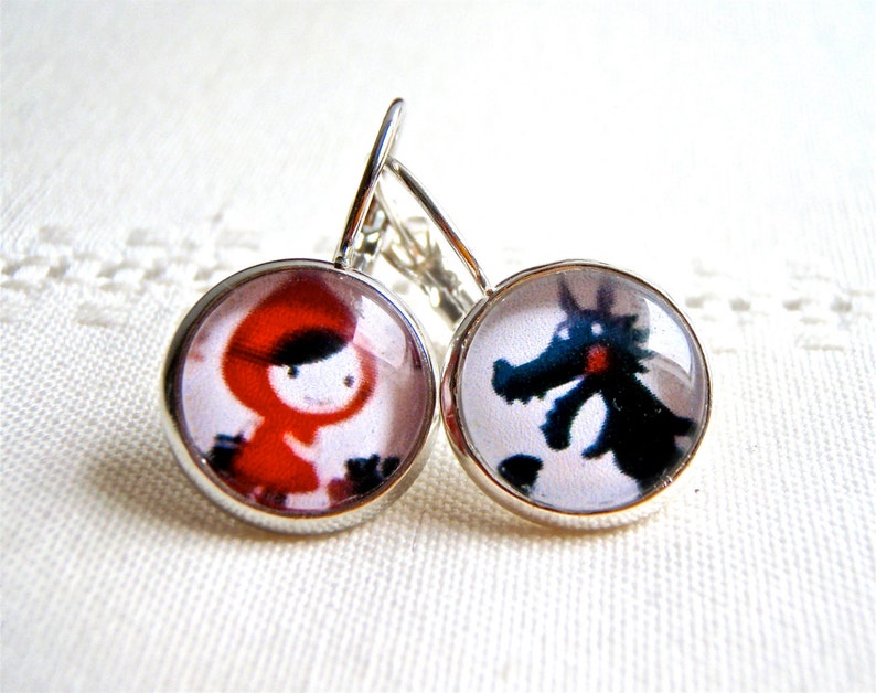 Earrings: Little Red Riding Hood. Boucles d'oreille, en métal argenté, le petit chaperon rouge et le loup. Bijoux enfant ou adulte. 1.2 cm