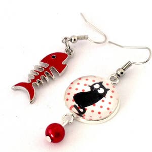 Boucles d'oreille asymétriques pendantes : chat noir sur fond blanc à pois rouges et poisson rouge. image 1