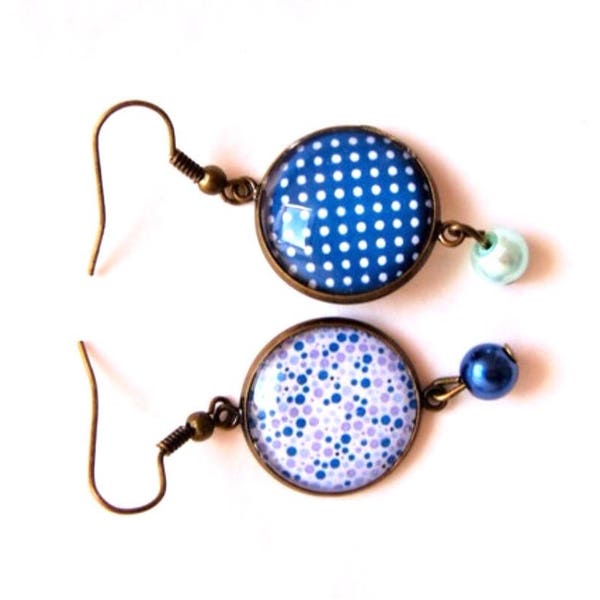 Boucles d'oreille asymétriques, en bronze, cabochons, pois tons bleus et blancs,  perles synthétiques.