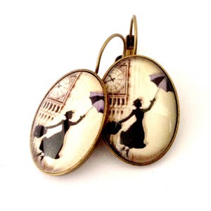 Pendientes ovalados: Mary Poppins y Bigben, en bronce y cristal. Disponibles en estilo de botón o colgantes.