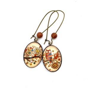 Boucles d'oreille pendantes ou dormeuses, ovales, hibou et arbre, perle naturelle, bronze et cabochon en verre. image 2