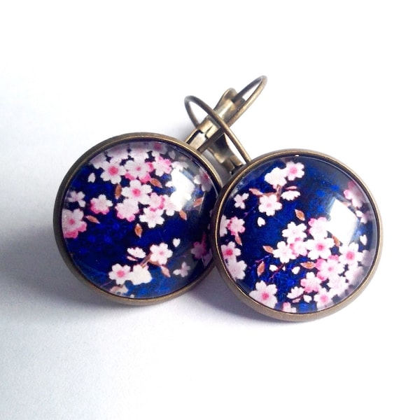Boucles d'oreille :  petites fleurs de sakura roses sur fond bleu, bronze et verre, style japonais.