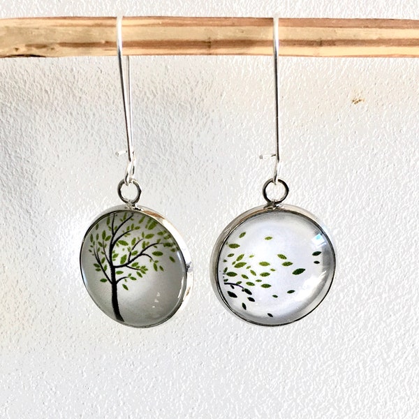 Boucles d'oreilles pendantes asymétriques  : arbre avec feuilles au vent. Cabochon et métal argenté.