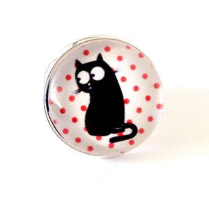 Boucles d'oreille asymétriques pendantes : chat noir sur fond blanc à pois rouges et poisson rouge. image 4