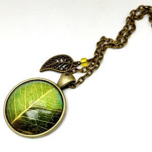Collier cabochon, feuille d'arbre verte, bronze, verre, perle de rocaille. image 2