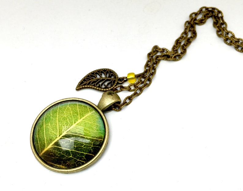 Collier cabochon, feuille d'arbre verte, bronze, verre, perle de rocaille. image 2