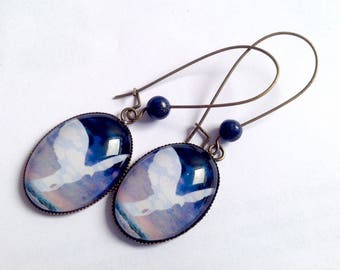 Boucles d'oreille pendantes, cabochons ovales, la colombe de Magritte, perles en lapis-lazuli.