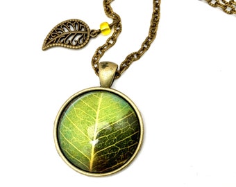 Collier cabochon, feuille d'arbre verte, bronze, verre, perle de rocaille.