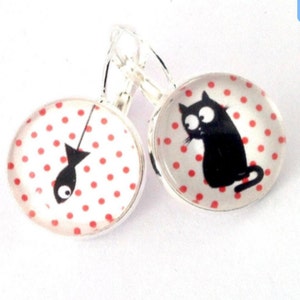 Boucles d'oreille asymétriques pendantes : chat noir sur fond blanc à pois rouges et poisson rouge. image 3