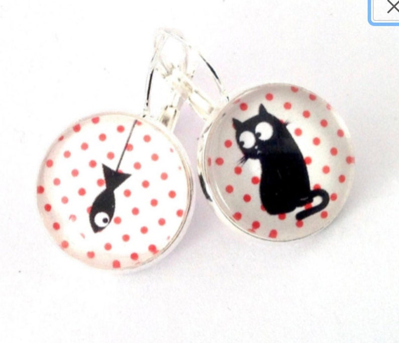 Boucles d'oreille asymétriques pendantes : chat noir sur fond blanc à pois rouges et poisson rouge. image 3