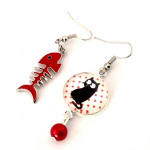 Boucles d'oreille asymétriques pendantes : chat noir sur fond blanc à pois rouges et poisson rouge. image 2