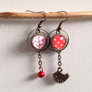 Boucles d'oreilles pendantes asymétriques arbre et pois, rouge et blanc, oiseau et perle. image 2
