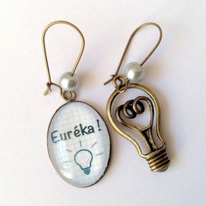 Oval asymmetric earrings bulb and glass cabochon euréka, grey pearls.