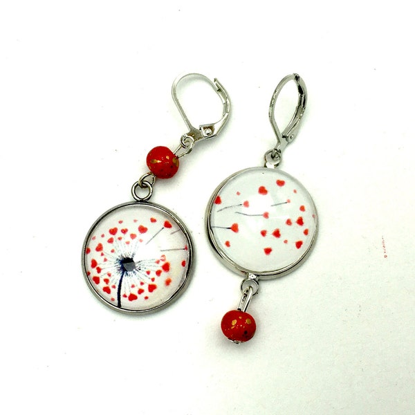 Boucles d'oreille asymétriques pissenlit et envolée de cœurs rouges, perles, métal argenté.