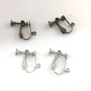 Boucles d'oreille asymétriques coquelicots et écritures romantique vintage, pendantes en bronze. image 9