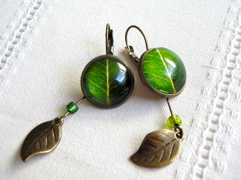 Boucles doreilles pendantes, feuille d'arbre verte, bronze, verre, perle de rocaille. image 1