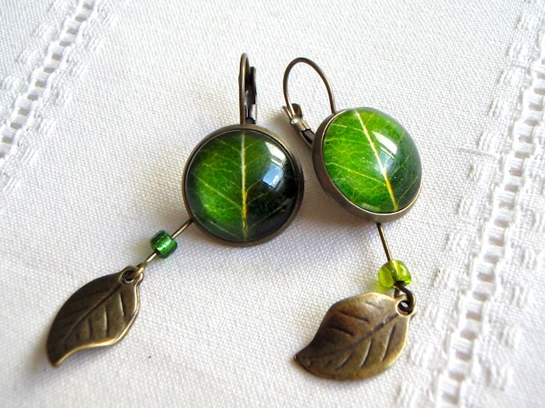 Necklace green leaf glass bronze pearl of loose stones.