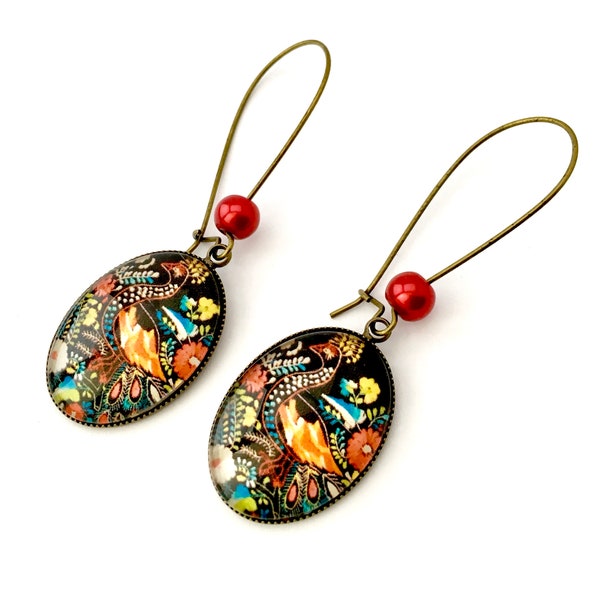 Boucles d'oreille pendantes ou dormeuses  cabochons ovales en verre, motif paon, folklore polonais, en bronze, perles rouges synthétiques.