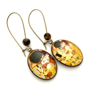 Ovale Ohrhänger „Klimts Kuss“, Tigeraugenperlen, Glascabochons und Bronze.