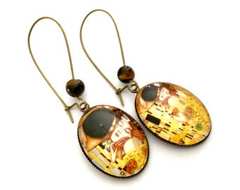 Hanging oval earrings the kiss of Klimt, pearl eye of tiger, glass cabochons and bronze.
