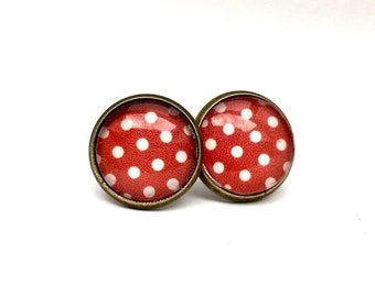 Boucles d'oreille puces rétro : pois blancs sur fond rouge. Earrings Cabochon "white and red spots"