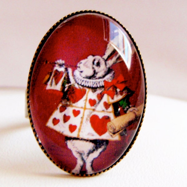 Bague lapin blanc, Alice aux pays des merveilles.  Bronze et verre. Cabochon ovale.