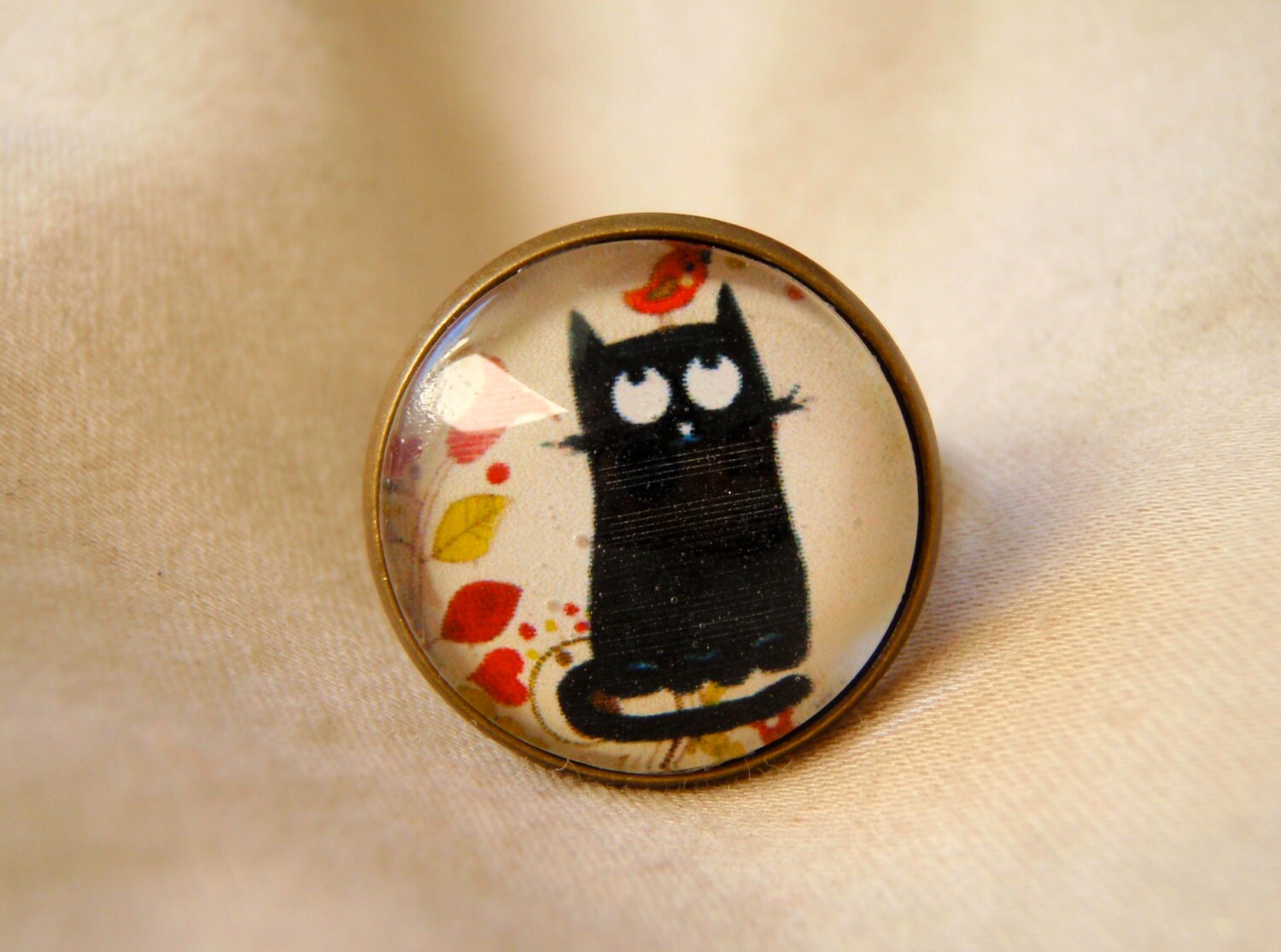 ring with cat, bird and flowwers; Bague cabochon chat noir, oiseau et fleurs.