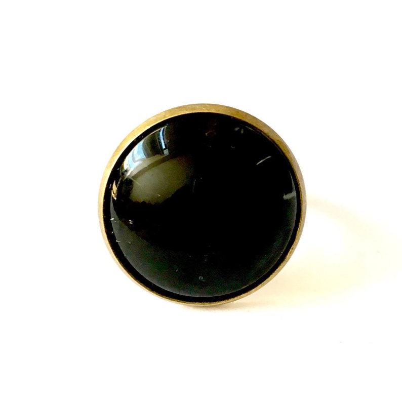 Anillo de cabujón monocromo negro intenso, bronce y vidrio, anillo ajustable. imagen 1