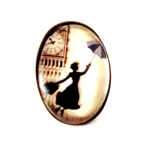 Oval ring: Mary Poppins and Bigben, in bronze. Adjustable ring. Glass cabochon,