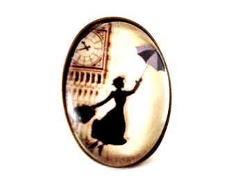 Oval ring: Mary Poppins and Bigben, in bronze. Adjustable ring. Glass cabochon,
