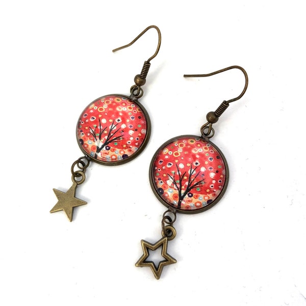 Boucles d’oreilles pendantes ou dormeuses, cabochon motif arbre de vie, tons rouges . Bronze et verre.