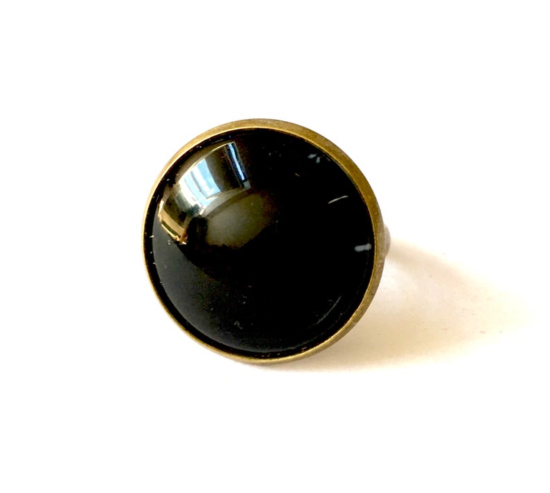 Anillo de cabujón monocromo negro intenso, bronce y vidrio, anillo ajustable. imagen 3