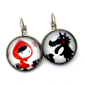 Earrings: Little Red Riding Hood. Boucles d'oreille, en métal argenté, le petit chaperon rouge et le loup. Bijoux enfant ou adulte. 1.8 cm