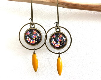 Boucles d’oreilles pendantes rondes et cabochons Fleuri.