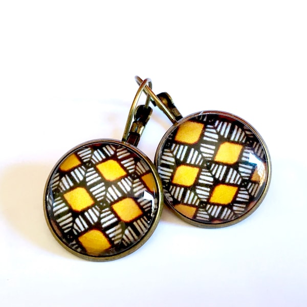 Boucles d’oreilles dormeuses motif africain losanges ocre jaune et noir.