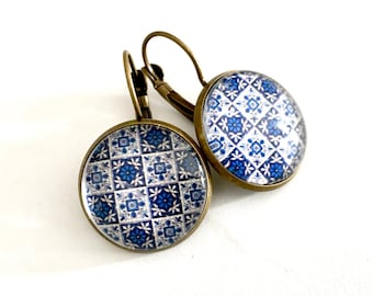 Boucles d’oreilles ethniques style marocain, tons bleus, dormeuses, bronze et verre.