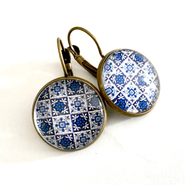 Boucles d’oreilles ethniques style marocain, tons bleus, dormeuses, bronze et verre.