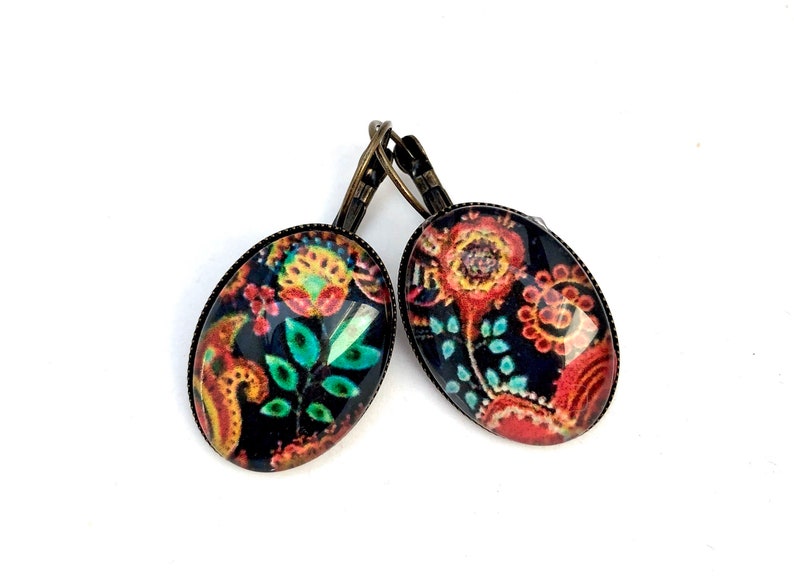 Oval cabochon earrings, stylized flowers on a dark background, mid-length. Dormeuses