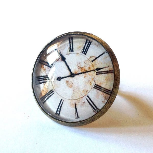 Grande bague cabochon montre vintage, tons beige et bronze. Anneau ajustable.