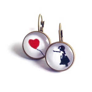 Cabochon-Ohrringe, junges Mädchen mit rotem Ballon, asymmetrisch, aus Messing oder Silbermetall.