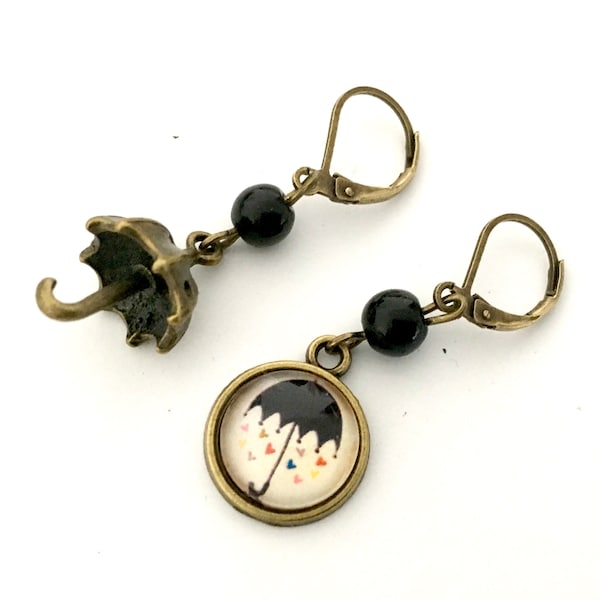 Petites boucles d’oreilles pendantes dépareillées parapluies et perles noires.