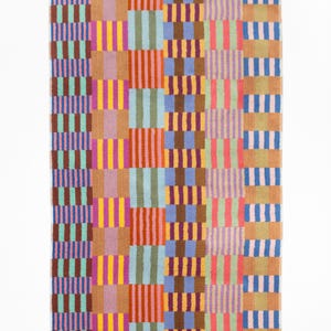 Peut inclure: Une serviette rectangulaire colorée avec un motif géométrique. Le design présente des rayures et des blocs verticaux de différentes couleurs, notamment marron, bleu, jaune, violet et rouge. La serviette a une bordure rose clair et un bord supérieur beige.