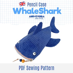 Könnte beinhalten: Ein blaues Walhai-Federmäppchen aus Kord mit Reißverschluss und einer Kordel mit drei bunten Perlen. Der Text lautet Pencil Case WhaleShark AMBAZAMBA sew funny und PDF Sewing Pattern vor einem Hintergrund mit Karomuster.