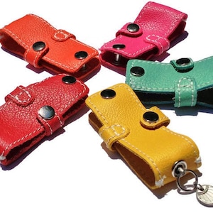 レザー Card'N Keys ケース キーチェーンには、ポイントカードを保管したり、鍵、フラッシュ ドライブ、サム ドライブ、ホイッスルを取り付けたりできるチャームが付いています。