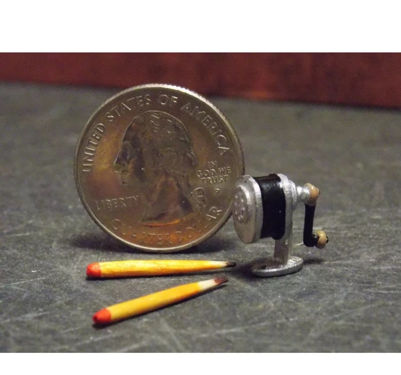 Dollhouse Miniature Pencil Sharpener & Pencils 1:12 scale Z321 Dollys Gallery image 1