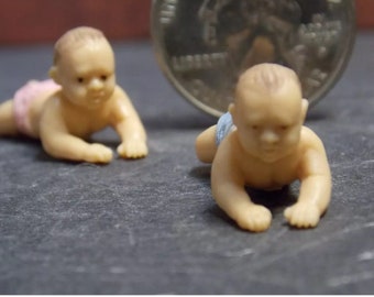 Casa de muñecas en miniatura Bebés niños y niñas escala 1:24 media pulgada E10 Dollys Gallery